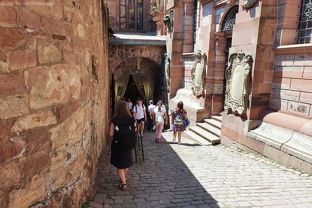 Jenni ja muita turisteja kävelemässä Heidelbergin linnalla