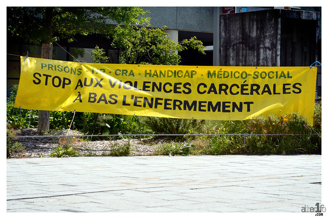 Parloir sauvage devant le centre pénitentiaire des femmes de Rennes