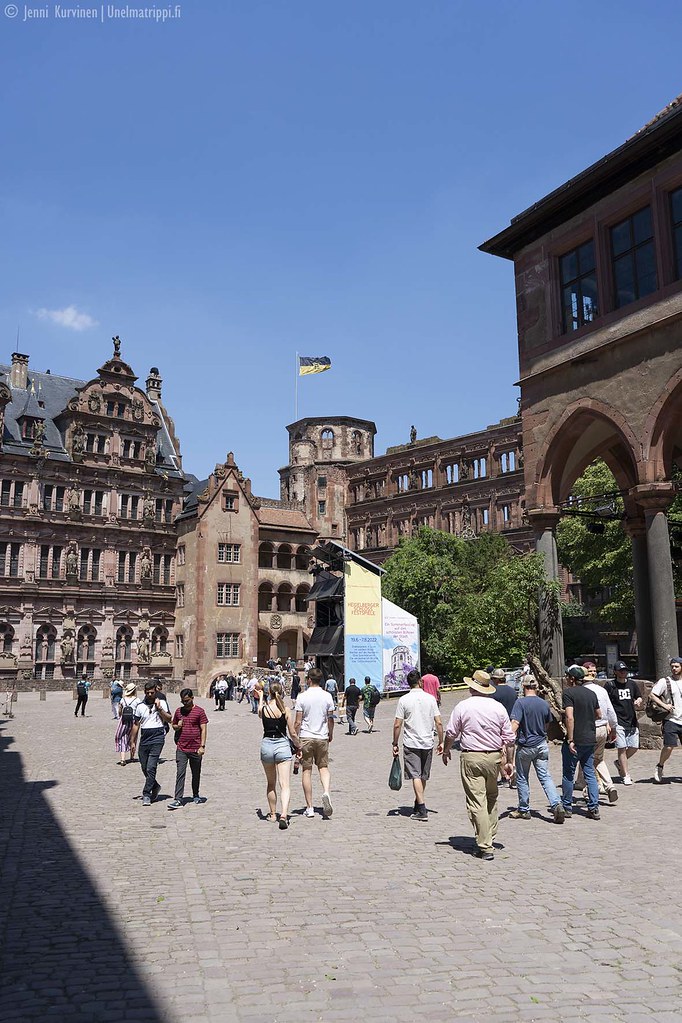 Ihmisiä Heidelbergin linnalla