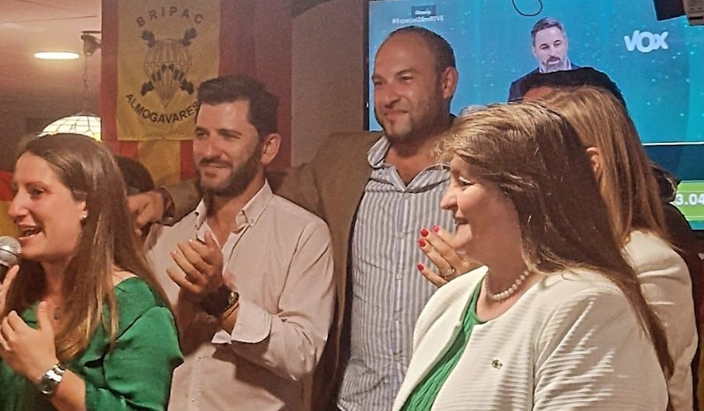 FOTOGRAFÍA. ALICANTE (ESPAÑA), 29 DE MAYO DE 2023. Simpatizantes y militantes de VOX celebran la clara victoria política de los verdes en las Elecciones 28M. Ñ Pueblo (2)