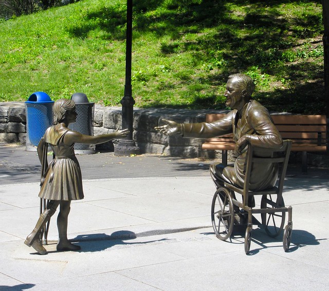 2023 FDR Hope Memorial Sculpture - Roosevelt and Young Lady - Roosevelt Island East River 0730