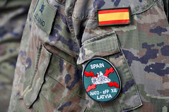 os componentes del contingente #eFP XIII NATO enhanced Forward Presence Battle Group Latvia reciben la bandera de mochila y se despiden