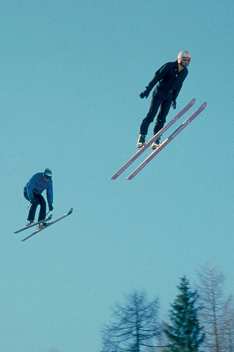 James Bond zastoupený šestinásobným mistrem světa ve freestylovém lyžování Johnem Eavesem skáče na sjezdovkách z můstku v Cortině d’Ampezzo: