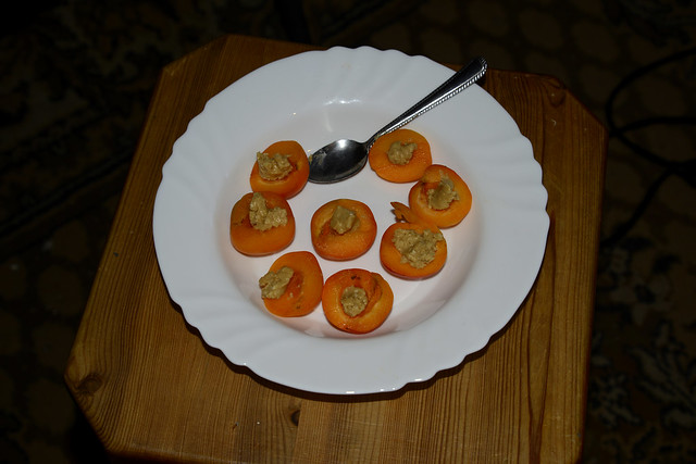 Morele faszerowane masłem orzechowym. Wypróbuj! Apricots stuffed with peanut butter. Try one!!