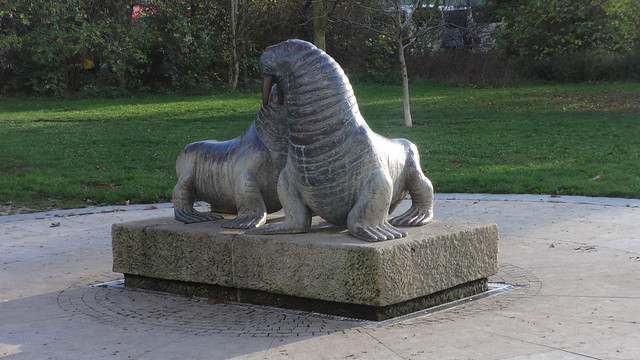 1989/90 Berlin-O. Walroß-Brunnen von Stefan Horota Bronze Falkplatz Gleimstraße in 10437 Prenzlauer Berg