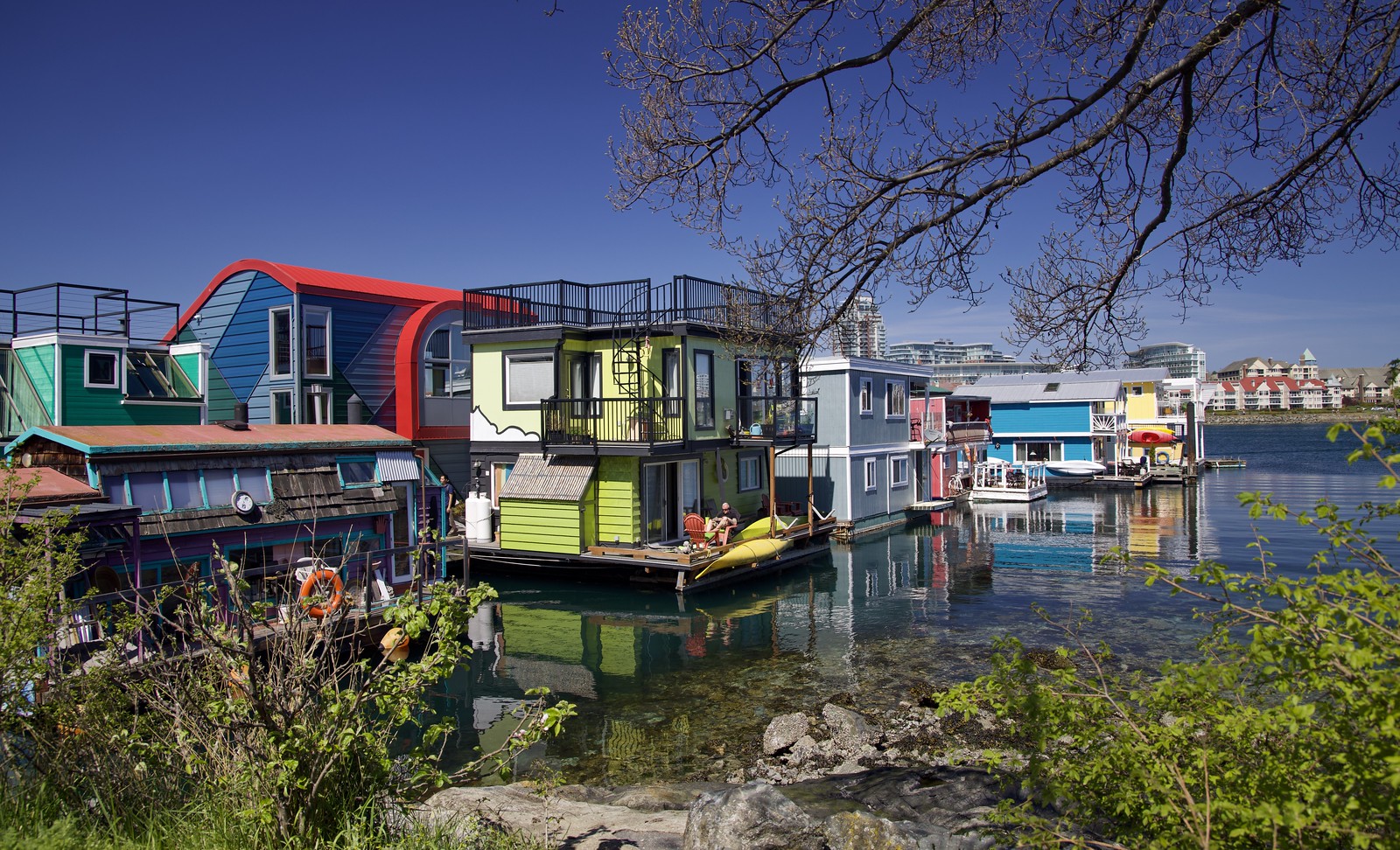 Float homes and shops on Fishermans Wharf