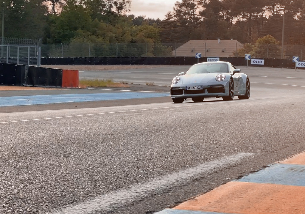 porsche 992 GT3 Touring vs Porsche 911 Sport Classic
