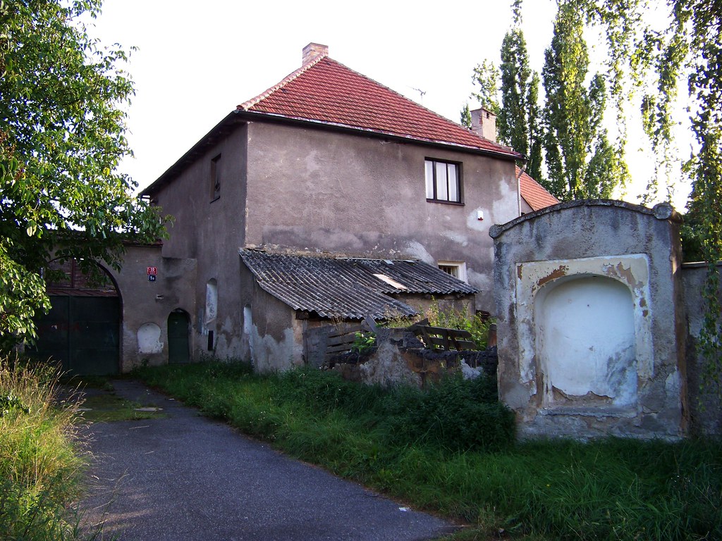 Dům čp. 10 s kapličkou, nacházející se ve Stodůlkách