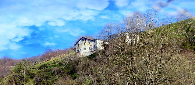 Errezil (Guipuzcoa, Euskadi, Sp) –  El caserío encaramado