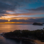 27. Aprill 2023 - 6:01 - Calm and peaceful sunrise with clouds at Pearl Beach on the Central Coast, NSW, Australia.