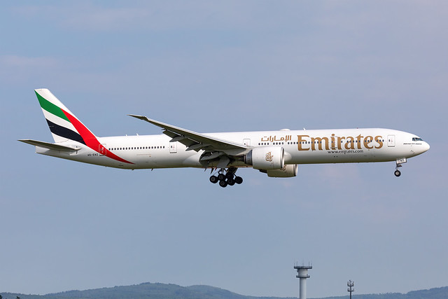 A6-ENZ Emirates Boeing 777-31H(ER)