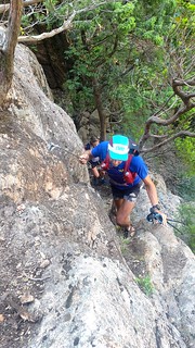Passage des coureurs dans les ressauts rocheux sous le poste 19bis (Bocca di Cervi) : la via ferrata !