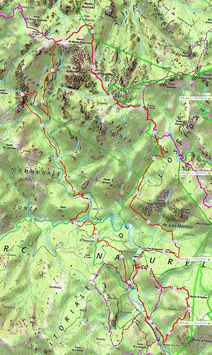 Carte IGN du Trail du Cavu 2023 avec le tracé des 2 boucles (32km en rouge, 17km en bleu) et les points d'orientation et de ravitaillement