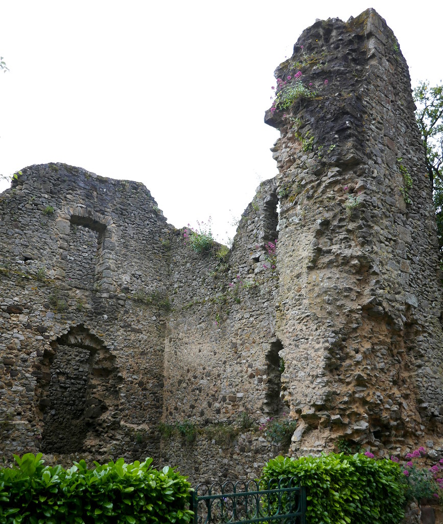 Ruines du donjon, château (IXe-XIVe-XVe siècles) de Fresnay-sur-Sarthe, Sarthe, Pays de la Loire, France.