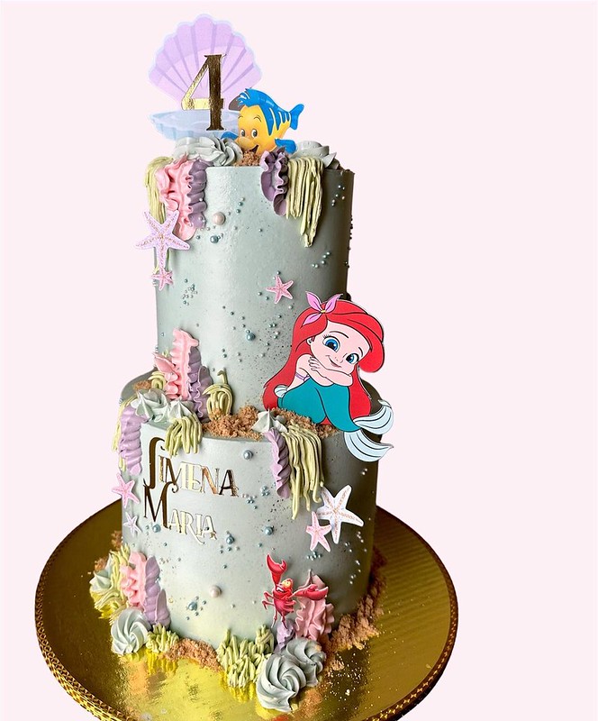 Cake by Lola Cakes & Treats