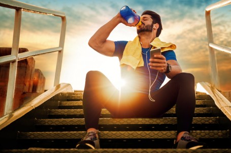 Hydratace během sportovního výkonu - proč čistá voda nestačí?