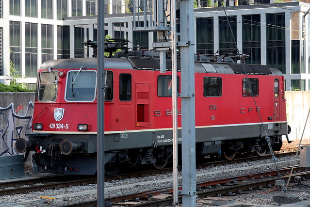 SBB Lokomotive Re 4/4 II 11334 bzw. 420 334 - 5 ( Hersteller SLM Nr. 5197 - BBC MFO SAAS - Baujahr 1982 - Elektrolokomotive Bo'Bo' Triebfahrzeug ) bei Genf Lancy - Pont - Rouge im Kanton Genf - Genève in der Westschweiz der Schweiz