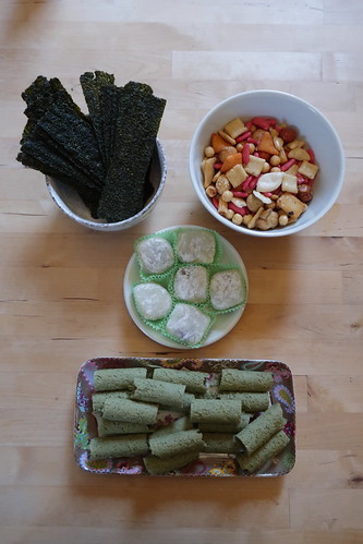 Japan Mix Rice Cracker, Frittierter Algensnack, Green Tea Biscuit Rolls und Red Bean Mochi (servierbereit)