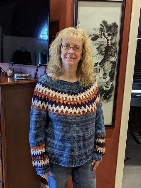 Linda (lmcnorton) finished her Easy V by Caitlin Hunter that she knit using her hand spun Malabrigo Nube, Ashford Corriedale and SweetGeorgia Polwarth and Silk