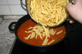 43 - Add penne pasta to sauce in pan /  Penne zu Sauce in Pfanne geben