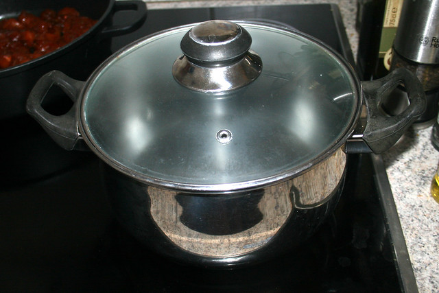 16 - Bring pot with water for pasta to a boil / Topf mit Wasser zum kochen der Nudeln aufsetzen