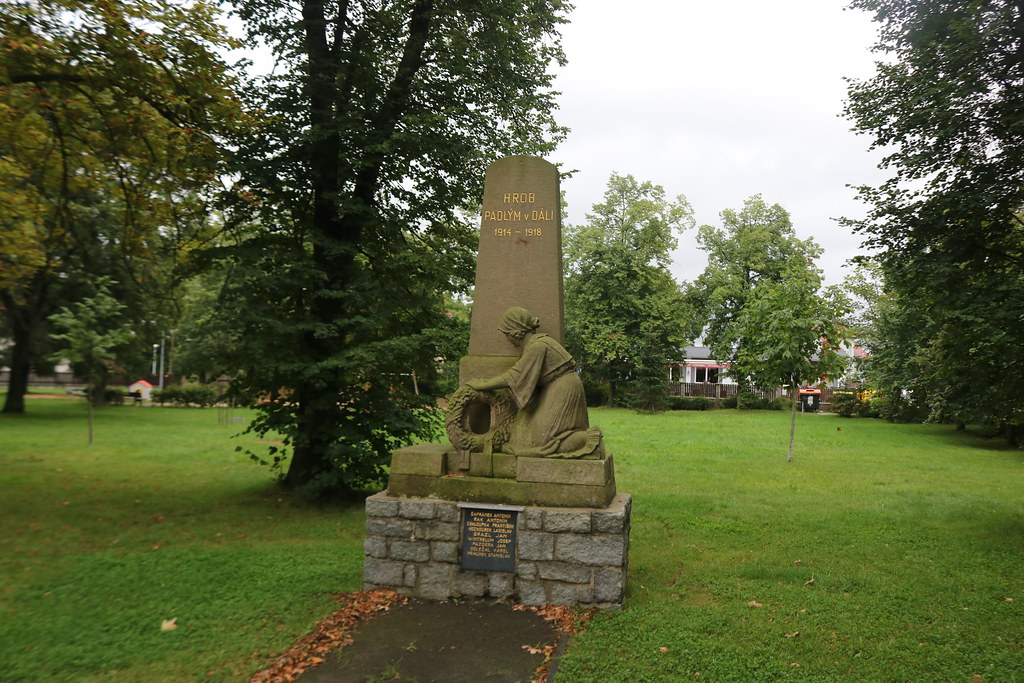 Pomník obětem 1. světové války nacházející se v Cholupicích