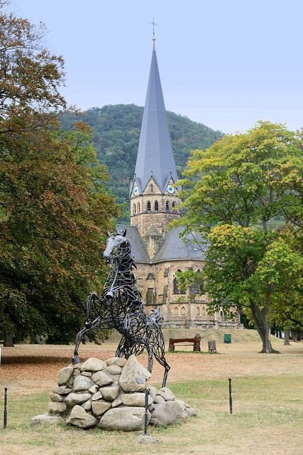 5207 Thale  ist eine Kleinstadt im  Landkreis Harz in Sachsen-Anhalt;  Sankt Petrikirche - Pferdeskulptur - Wotans Zauberpferd Sleipnir.