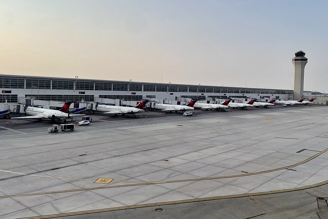 Delta Boeing 717 gates at KDTW
