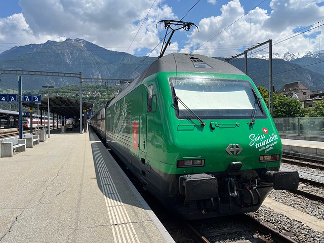 Swisstainable Re460 010 at Brig - front view