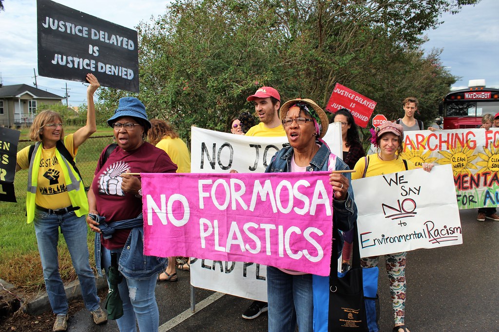 聖詹姆斯居民透過抗議遊行表達訴求，他們高舉「拒絕台塑」的標語要求撤回工廠。照片來源：StopFormosa.org