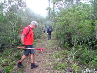 Travaux d'entretien du PR3 : l'équipe 2 entre montée et traversée de Piscia Cava (sous la pluie)