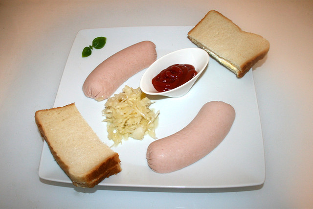 Hot bologna with cole slaw & bread - Served / Heiße Fleischwurst mit Krautsalat & Brot - Serviert