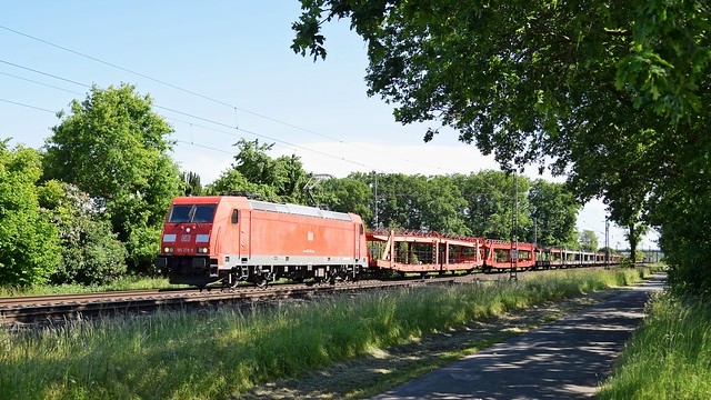 DB Cargo 185 278-9 mit leerem Autotransportzug in Richtung Bremen (bei Lembruch, 03.06.2023).