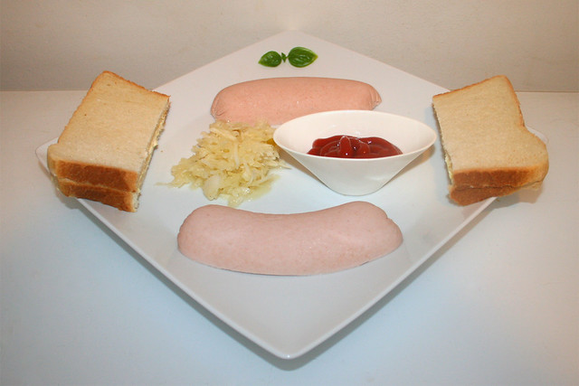 Hot bologna with cole slaw & bread - Side view / Heiße Fleischwurst mit Krautsalat & Brot - Seitenansicht