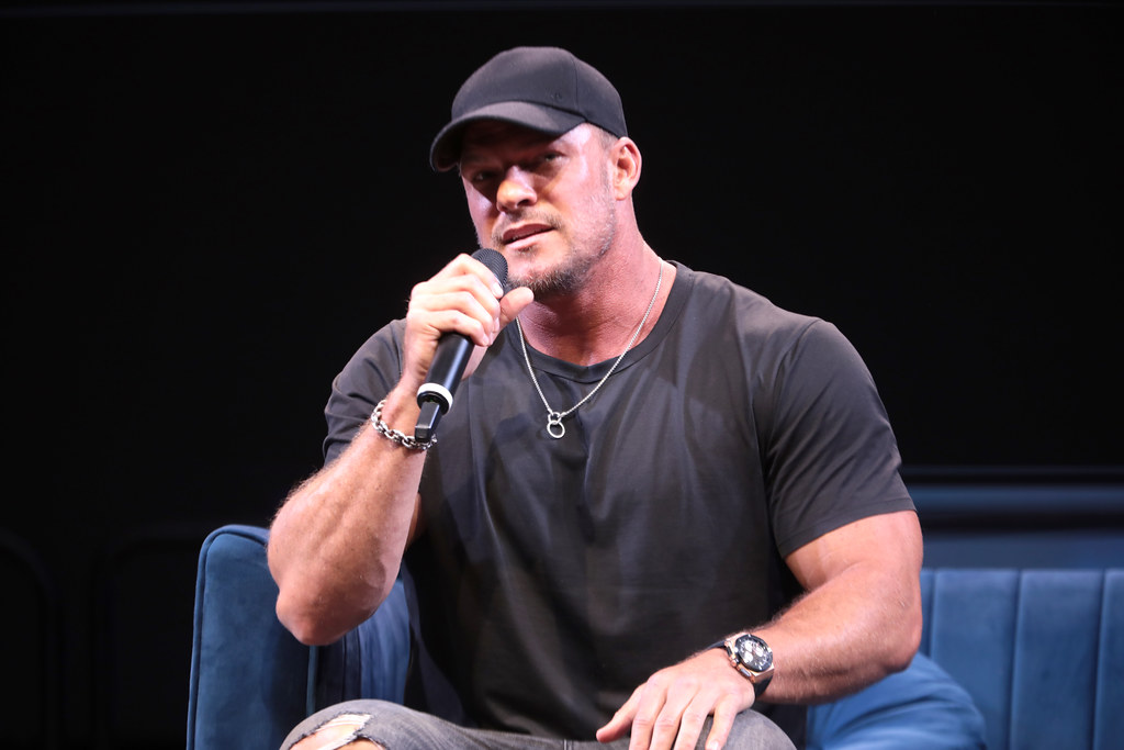 Alan Ritchson | Alan Ritchson speaking with attendees at the… | Flickr