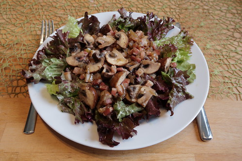 Eichblattsalat mit Champignon-Speck-Zwiebel-Topping (mein Teller)