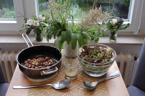 Eichblattsalat mit Champignon-Speck-Zwiebel-Topping (Tischbild)