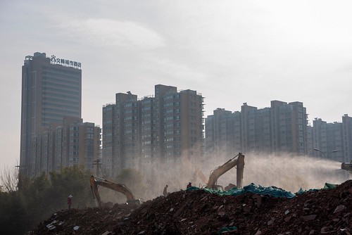 2022年3月，江蘇省海安市正在拆除舊建築。 在過去20年的大部分時間裡，中國房地產經濟的增長是通過拆舊建新來推動的，並由此產生了相當的碳排放。 圖片來源：Alamy