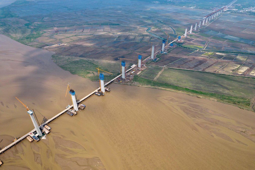 2023年4月，山西省正在建設5.4公里長的臨沂黃河大橋。 儘管有類似的大型基礎設施專案，受到新建築建設速度放緩的影響，中國龐大的鋼鐵工業正在持續萎縮。 圖片來源： Alamy
