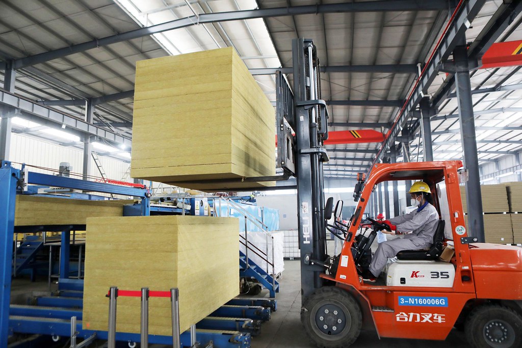 重慶一家生產岩棉、玻璃棉和聚氨酯等保溫材料的廠房。 圖片來源：Alamy