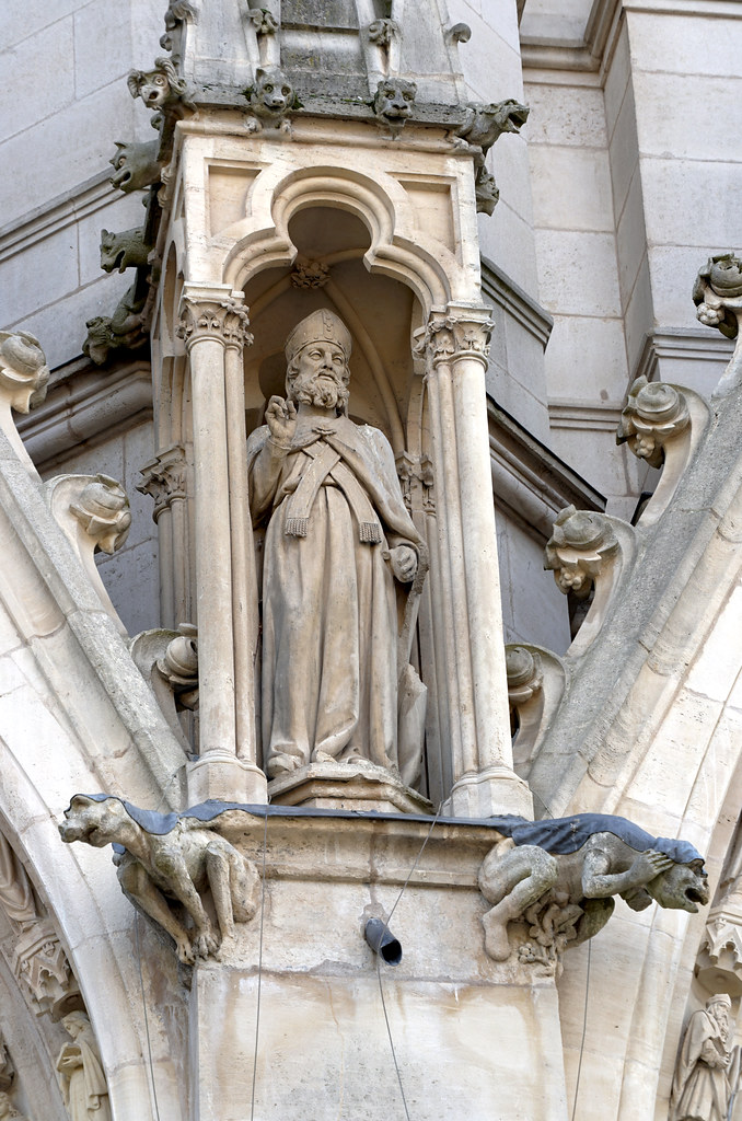 Saint-Epvre basilica statue