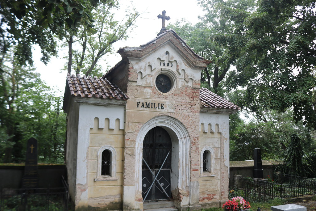 Hrobka nacházející se na hřbitově ve Zbraslavi