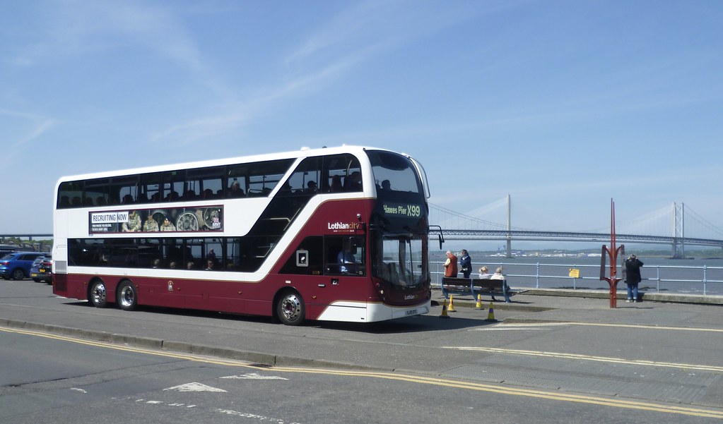 Lothian 1119 approaching the Cruiselink terminus at Queensferry.