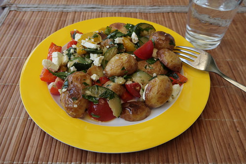 Rest vom Salat aus Rosmarinkartoffeln, gebratener Paprika sowie Zucchini, geachtelten Tomaten und mariniertem Schafskäse