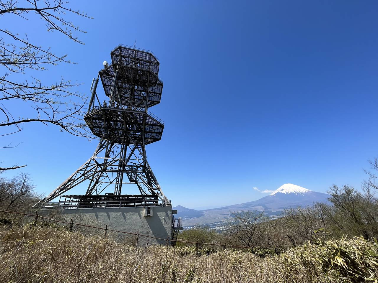 【箱根】丸岳山頂の鉄塔と富士山