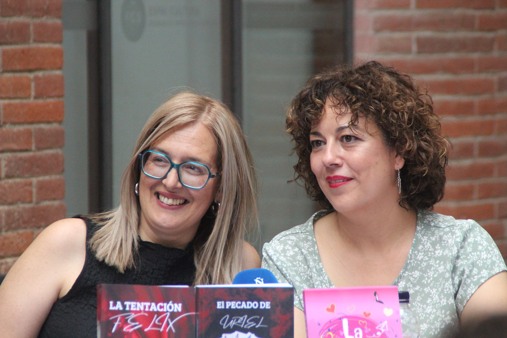 FOTOGRAFÍA. SABADELL (BARCELONA) ESPAÑA, 10 DE JUNIO DE 2023. Asociación Entre Libros y Letras presenta novelas de sus asociadas Tania Rodríguez y Shelly kengar. Ñ Pueblo (25)