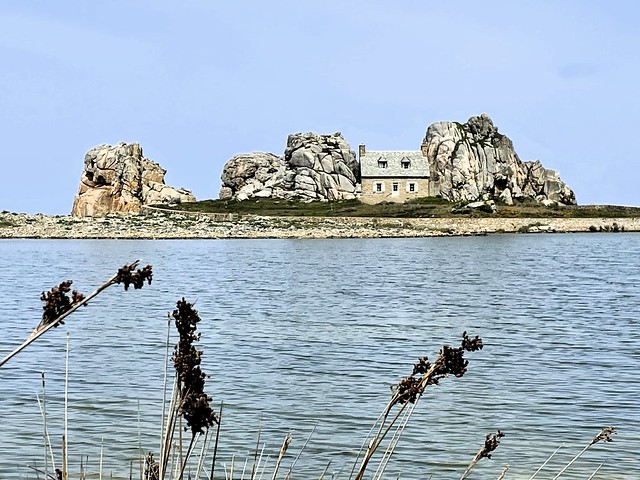 Bretagne France Plougrescant : la maison du gouffre, the house off the abyss,  das Haus des Abgrunds.