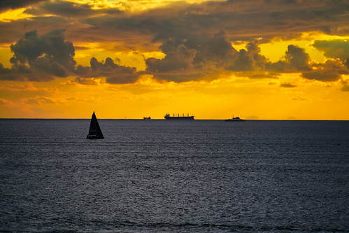 sony ilce7rm4 sonyphotographing tamronlens tamron28200mm sea ships boats goldenhour marmara sunsets istanbul clouds