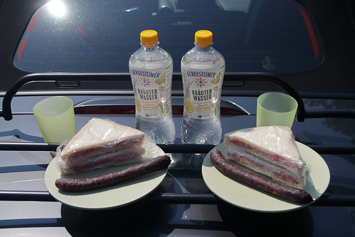 Zubereitung eines Sandwiches mit Rote-Bete-Meerrettich-Streichcreme und Gurkenscheiben mit Rinderbierknacker zu Kr?uterwasser
