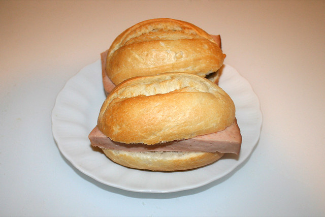 Meat loaf buns - Served / Leberkässemmeln - Serviert